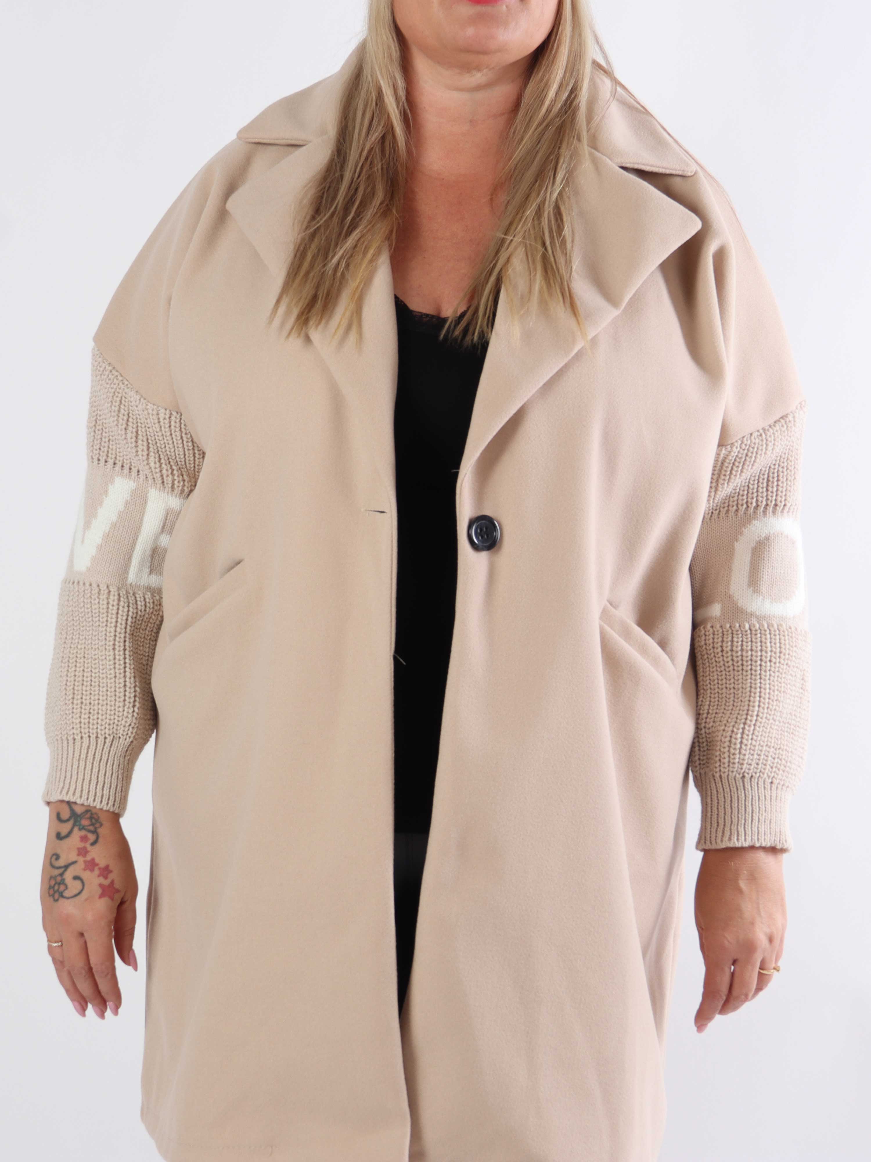 Debbie Short - Plus size-jacka med stickade ärmar